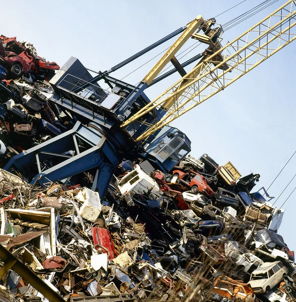 Sitio de reciclaje de metal sobre cielo azul —  Fotos de Stock