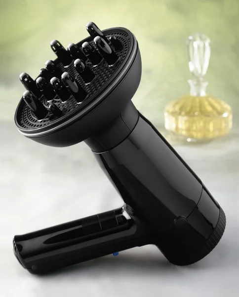 Siyah saç kurutma makinesi ile cam şişe parfüm — Stok fotoğraf