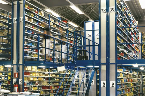 Grande armazém sala de armazenamento com caixas e prateleiras — Fotografia de Stock
