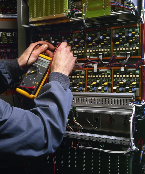 Elektricien testen industriële machine — Stockfoto