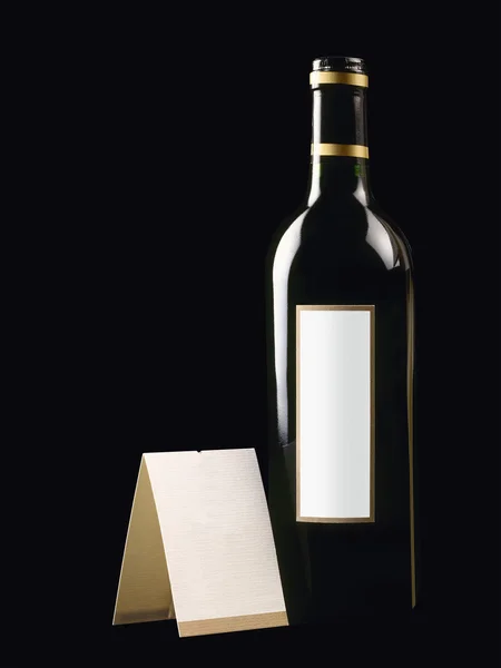 Botella con vino tinto y tarjeta en blanco para texto — Foto de Stock