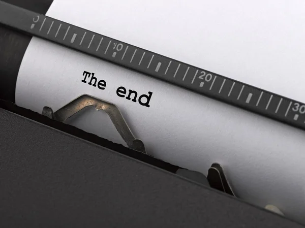 "El final "mensaje escrito por máquina de escribir vintage . — Foto de Stock