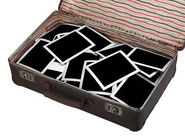 アンティークの茶色のスーツケースから目を古いインスタント写真 — ストック写真