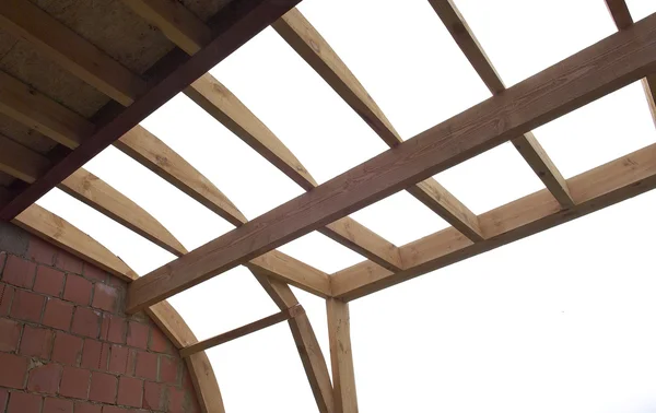 Будівництво дерев'яного каркасу даху — стокове фото