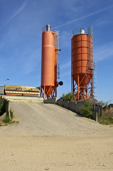 Twee silo's tegen hemel — Stockfoto