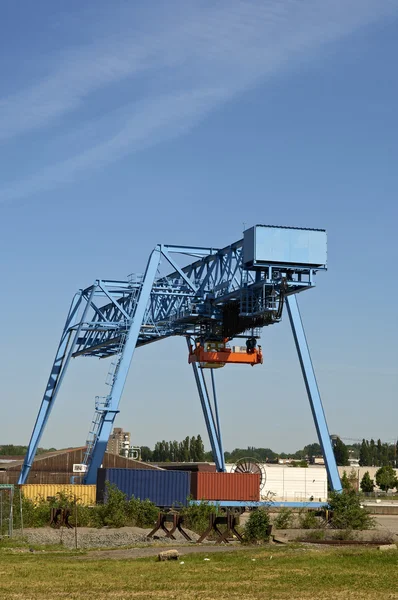 Промышленный кран с плоскими контейнерами — стоковое фото
