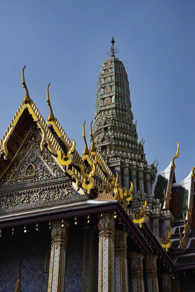 Thaiföld, Bangkok, császári palota, a császári város, díszek, a tetőn egy templom — Stock Fotó