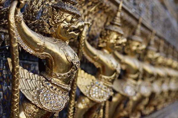 Thailand, bangkok, keizerlijke stad, Keizerlijk Paleis, gouden beelden op de buitenmuur van een boeddhistische tempel — Stockfoto