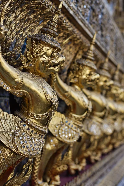 Thailanda, Bangkok, Orașul Imperial, Palatul Imperial, statui de aur pe peretele exterior al unui templu budist — Fotografie, imagine de stoc