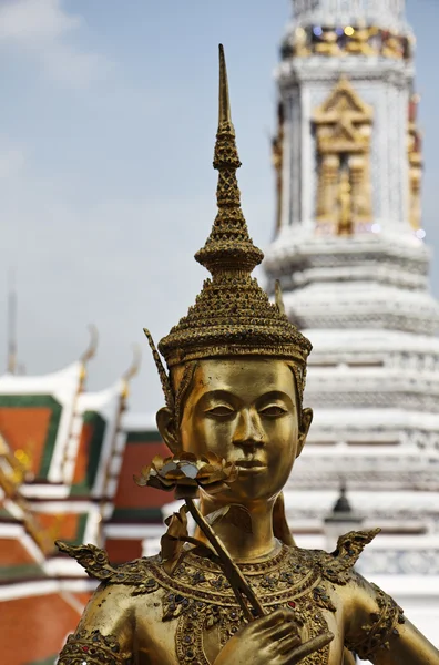 Tailandia, Bangkok, Palacio Imperial, Ciudad Imperial, el Templo Dorado, pequeña estatua — Foto de Stock