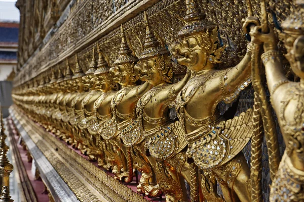 Thailand, Bangkok, Imperial City, Imperial Palace, golden statues on the external wall of a Buddhist temple — Stock Photo, Image
