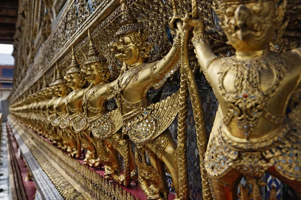 Thailandia, Bangkok, Città Imperiale, Palazzo Imperiale, statue d'oro sulla parete esterna di un tempio buddista — Foto Stock