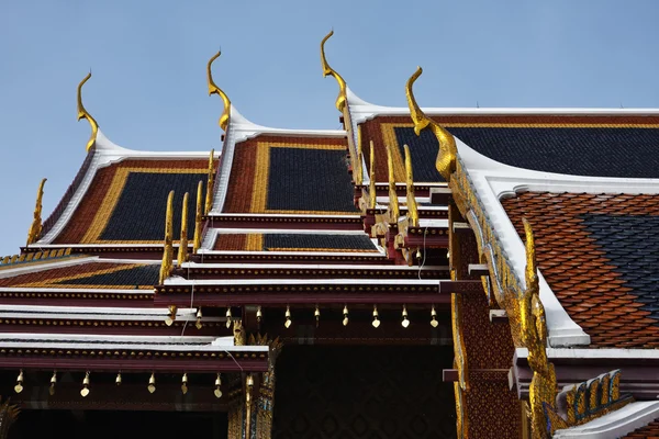Tailandia, Bangkok, Palacio Imperial, Ciudad Imperial, decoraciones de templos de techo dorado — Foto de Stock