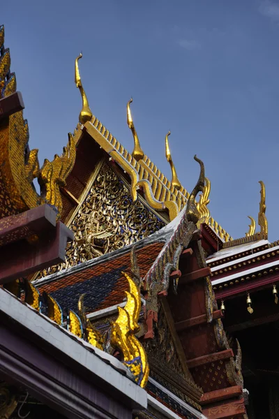 Ταϊλάνδη, Μπανγκόκ, το αυτοκρατορικό παλάτι, αυτοκρατορική πόλη, χρυσοποίκιλτο τέμπλο, στέγη διακοσμήσεις — Φωτογραφία Αρχείου