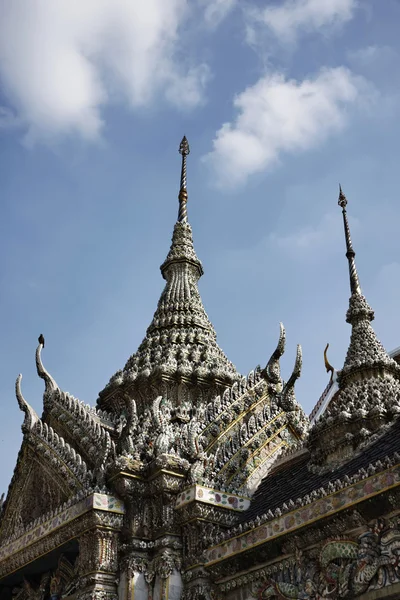 Tailandia, Bangkok, Palacio Imperial, Ciudad Imperial, adornos en el techo de un templo — Foto de Stock