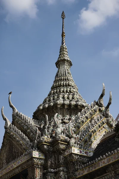 Thailand, Bangkok, Imperial Palace, Imperial city, ornaments on the roof of a temple — Stock Photo, Image