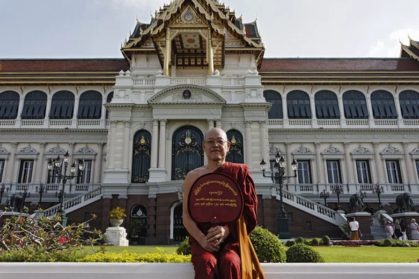 Thailand, Bangkok, Imperial Palace, Imperial city, a Buddhist monk at the Palace — Stock Photo, Image