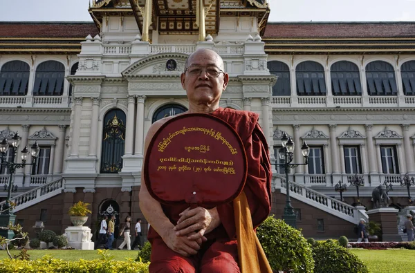 Thailand, Bangkok, Imperial Palace, Imperial city, a Buddhist monk at the Palace — Stock Photo, Image
