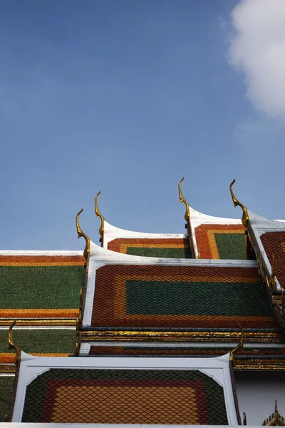 Tailândia, Bangkok, Palácio Imperial, Cidade Imperial, ornamentos no telhado de um templo — Fotografia de Stock