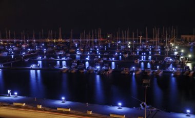 İtalya, siciliy, Akdeniz, marina di ragusa, lüks yatların Marina tarafından gece görünümü