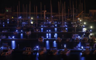 İtalya, siciliy, Akdeniz, marina di ragusa, lüks yatların Marina tarafından gece görünümü