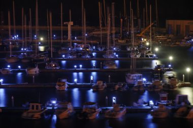 İtalya, siciliy, Akdeniz, marina di ragusa, lüks yatların Marina tarafından gece görünümü