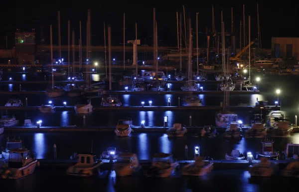 Włochy, Morze Śródziemne, dzielnicy marina di ragusa, widok luksusowych jachtów w marinie w nocy — Zdjęcie stockowe