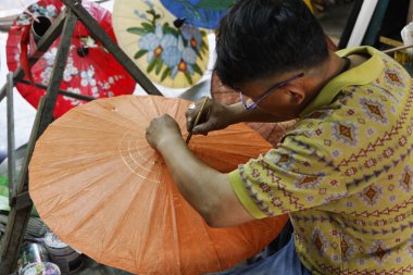 Tayland, bangkok, Tayland bir sanatçı bir şemsiye şemsiye fabrikası dekorasyon