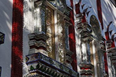 Tayland, bangkok, imparatorluk şehri, parlak ayna dekoratif karolar Windows bir Budist tapınağı