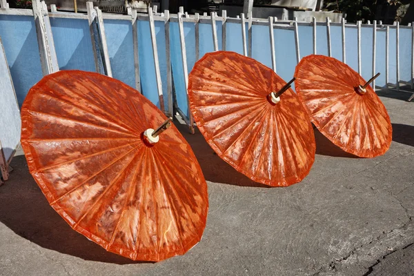 Thajsko, bangkok, thajské deštníky jen natřené, sušení slunci outsidde deštníkem továrny — Stock fotografie