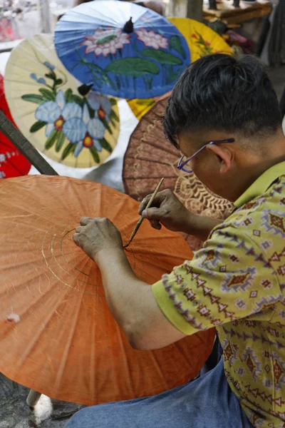 stock image Thailand, Bangkok, a Thai artist decorating an umbrella in an umbrella factory