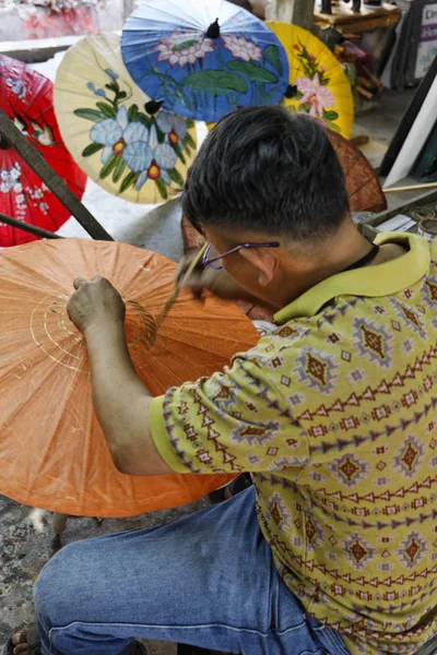 Thailand, Bangkok, a Thai artist decorating an umbrella in an umbrella factory — Stock Photo, Image