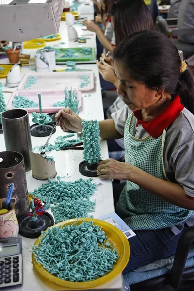 Thailand, Bangkok, a Thai woman carving a wax sculpture in a factory — Stock Photo, Image
