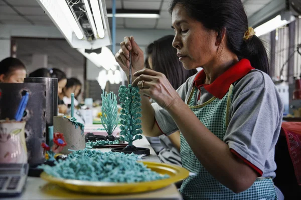 Thailand, bangkok, en thailändsk kvinna carving vax skulptur i en fabrik — Stockfoto