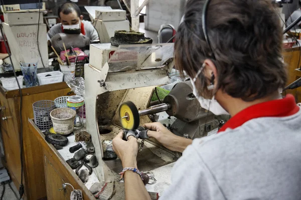 タイ、バンコク、タイの宝石類の工場で働く — ストック写真