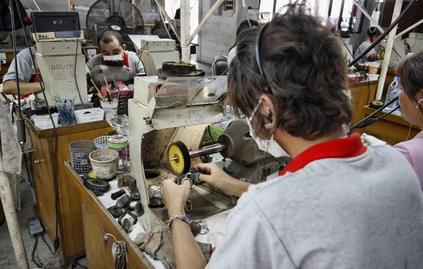 Thajsko, bangkok, thajsky, pracuje v továrně na šperky — Stock fotografie