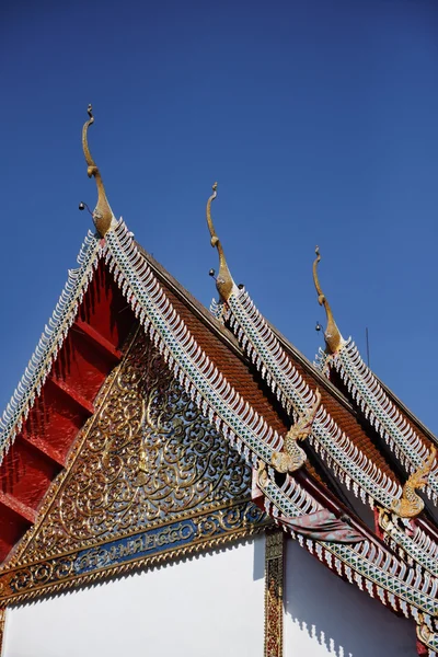 Tailândia, Bangkok, Palácio Imperial, Cidade Imperial, ornamentos no telhado de um templo budista — Fotografia de Stock