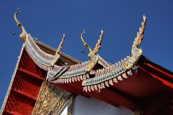 タイ、バンコク、帝国宮殿、帝国都市、仏教寺院の屋根の上の装飾します。 — ストック写真
