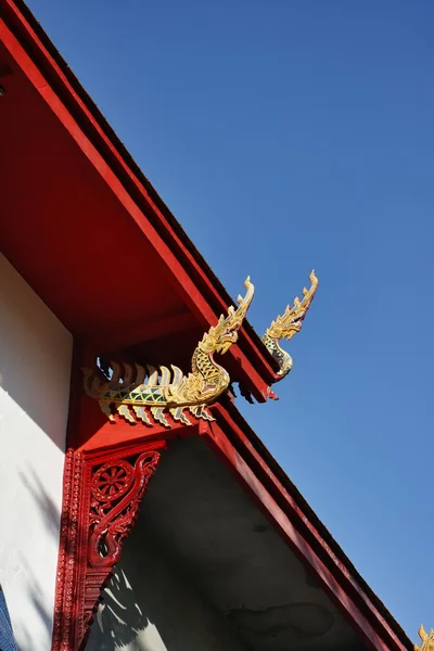 Thaïlande, Bangkok, Palais impérial, ville impériale, ornements sur le toit d'un temple bouddhiste — Photo