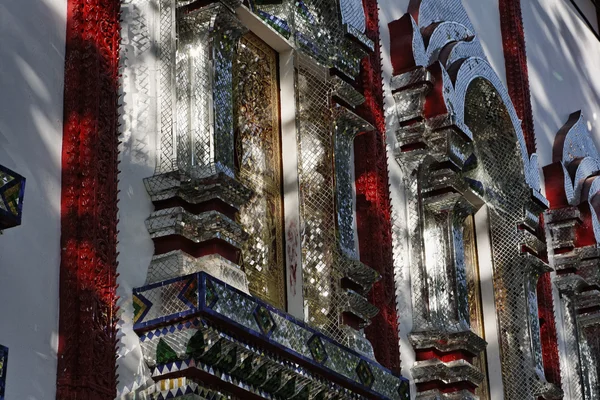 Thailand, Bangkok, Imperial city, shiny mirror ornamental tiles on the windows of a Buddhist temple — Stock Photo, Image