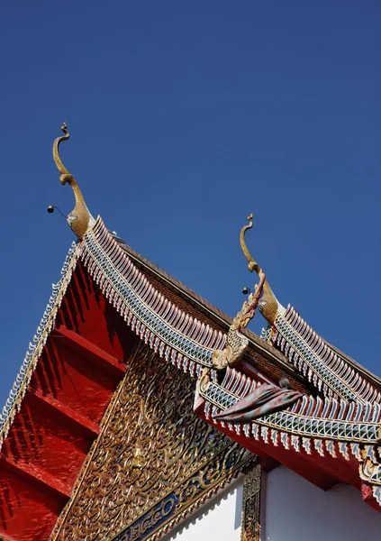 Tailândia, Bangkok, Palácio Imperial, Cidade Imperial, ornamentos no telhado de um templo budista — Fotografia de Stock