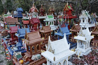 Tayland, ayutthaya, tapınak bu kutsal bırakılır Bu adak minyatür Tay tarafından ölü yakınları bellekte yer