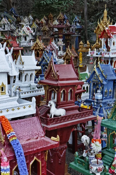Tailandia, Ayutthaya, estos templos en miniatura votivos son dejados en este lugar sagrado por Thai en memoria de sus parientes muertos —  Fotos de Stock