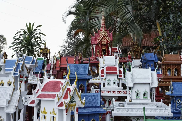 Tailândia, Ayutthaya, estes templos em miniatura votiva são deixados neste lugar sagrado por tailandês em memória de seus parentes mortos — Fotografia de Stock