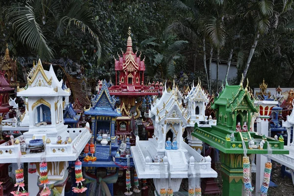 Tailandia, Ayutthaya, estos templos en miniatura votivos son dejados en este lugar sagrado por Thai en memoria de sus parientes muertos — Foto de Stock