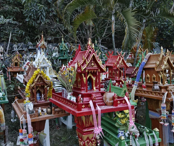 タイ、アユタヤ、寺院は神聖なこれで残っているこれらの奉納ミニチュアを置いてタイによって、死んだ親戚のメモリ — ストック写真