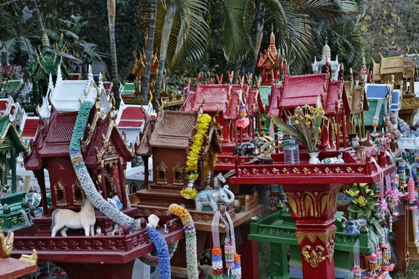 Thailand, Ayutthaya, these votive miniature temples are left in this sacred place by Thai in memory of their dead relatives — Stock Photo, Image