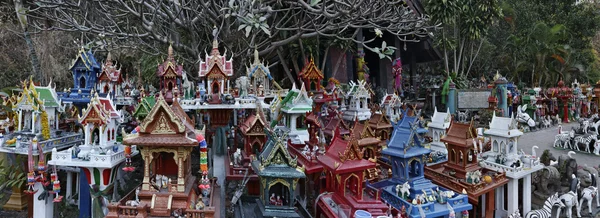 Tailandia, Ayutthaya, estos templos en miniatura votivos son dejados en este lugar sagrado por Thai en memoria de sus parientes muertos —  Fotos de Stock
