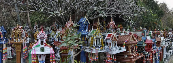 Thailandia, Ayutthaya, questi templi votivi in miniatura sono lasciati in questo luogo sacro dai thailandesi in memoria dei loro parenti morti — Foto Stock