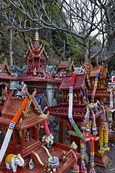 Thailandia, Ayutthaya, questi templi votivi in miniatura sono lasciati in questo luogo sacro dai thailandesi in memoria dei loro parenti morti — Foto Stock